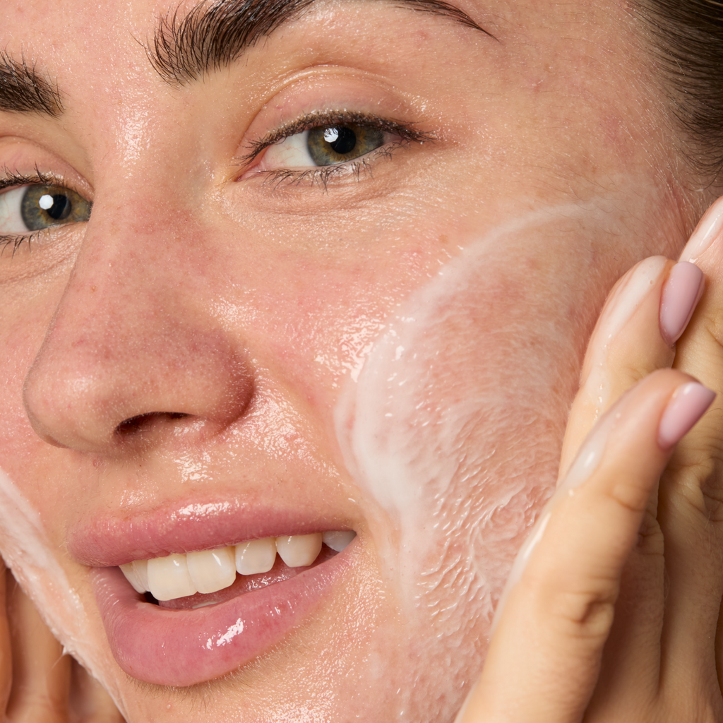 Soothing Azelaic Acid Cleanser C8