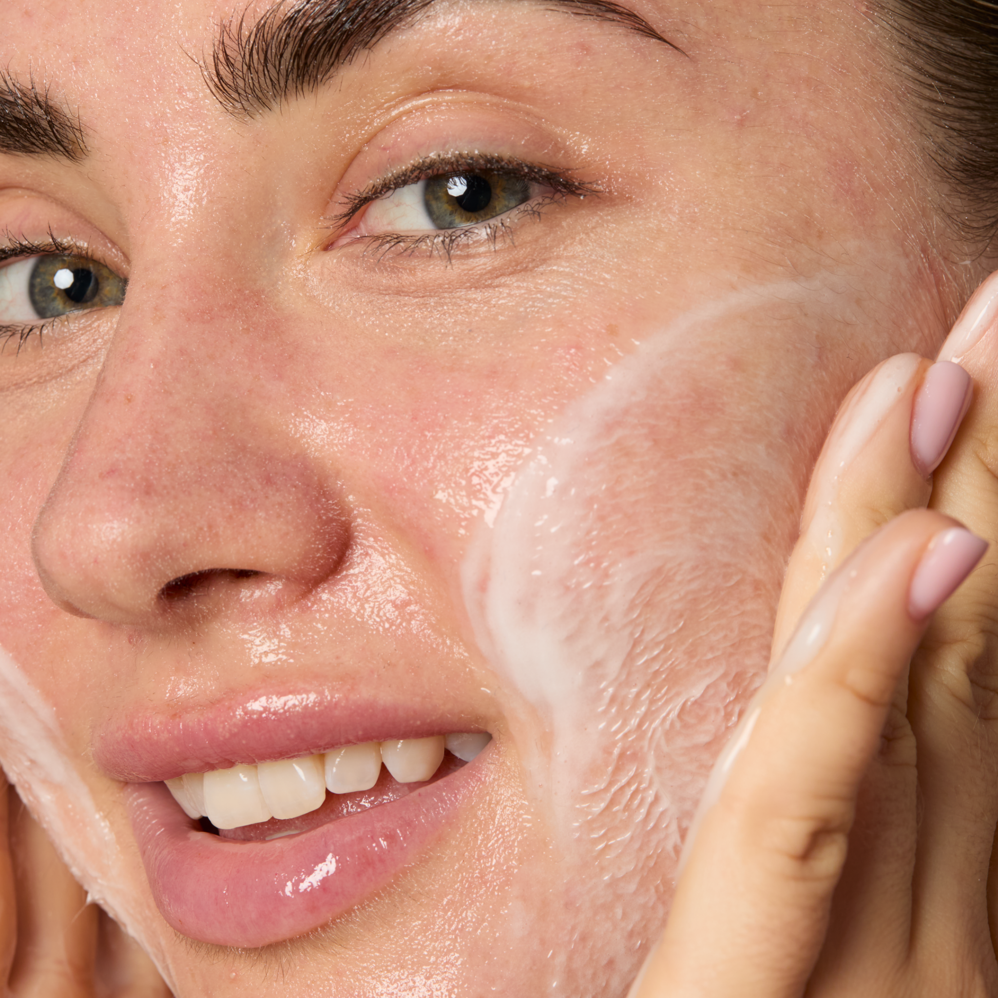 Soothing Azelaic Acid Cleanser C8